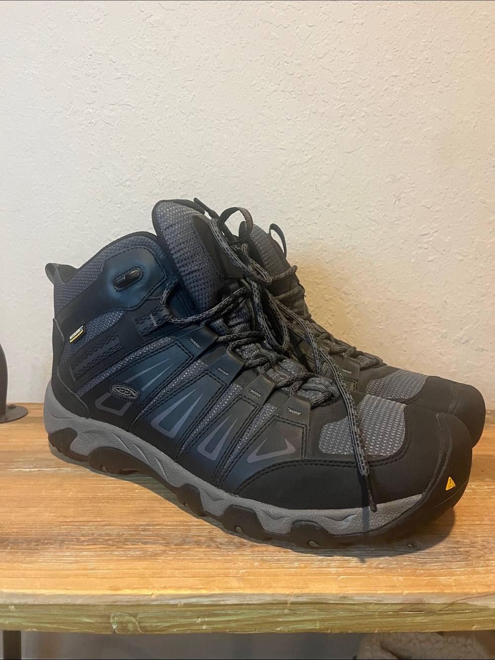 KEEN Mens Oakridge Mid Hiking Boots Gray Waterproof Gorpcore Trail size 14